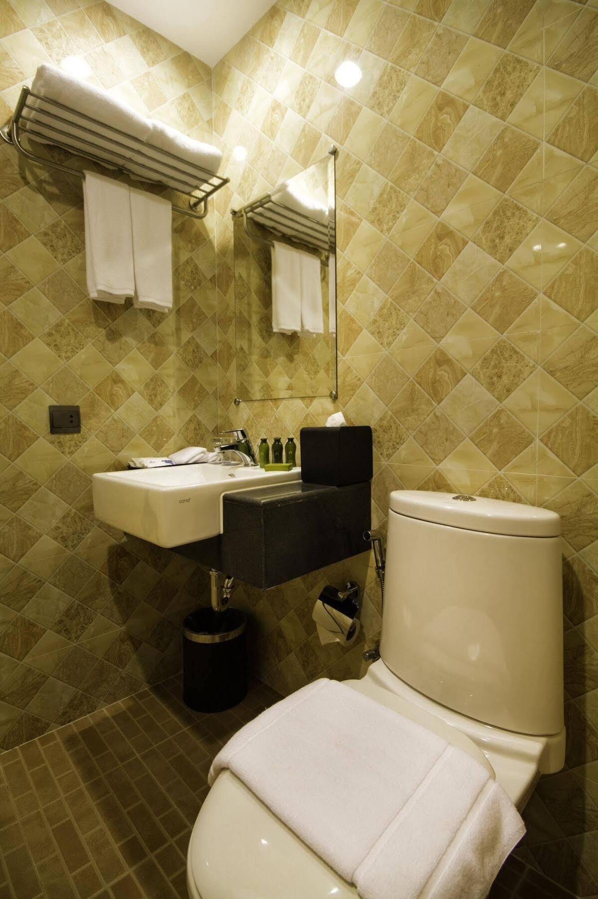 Holly Hotel Myanmar Rangoon Buitenkant foto